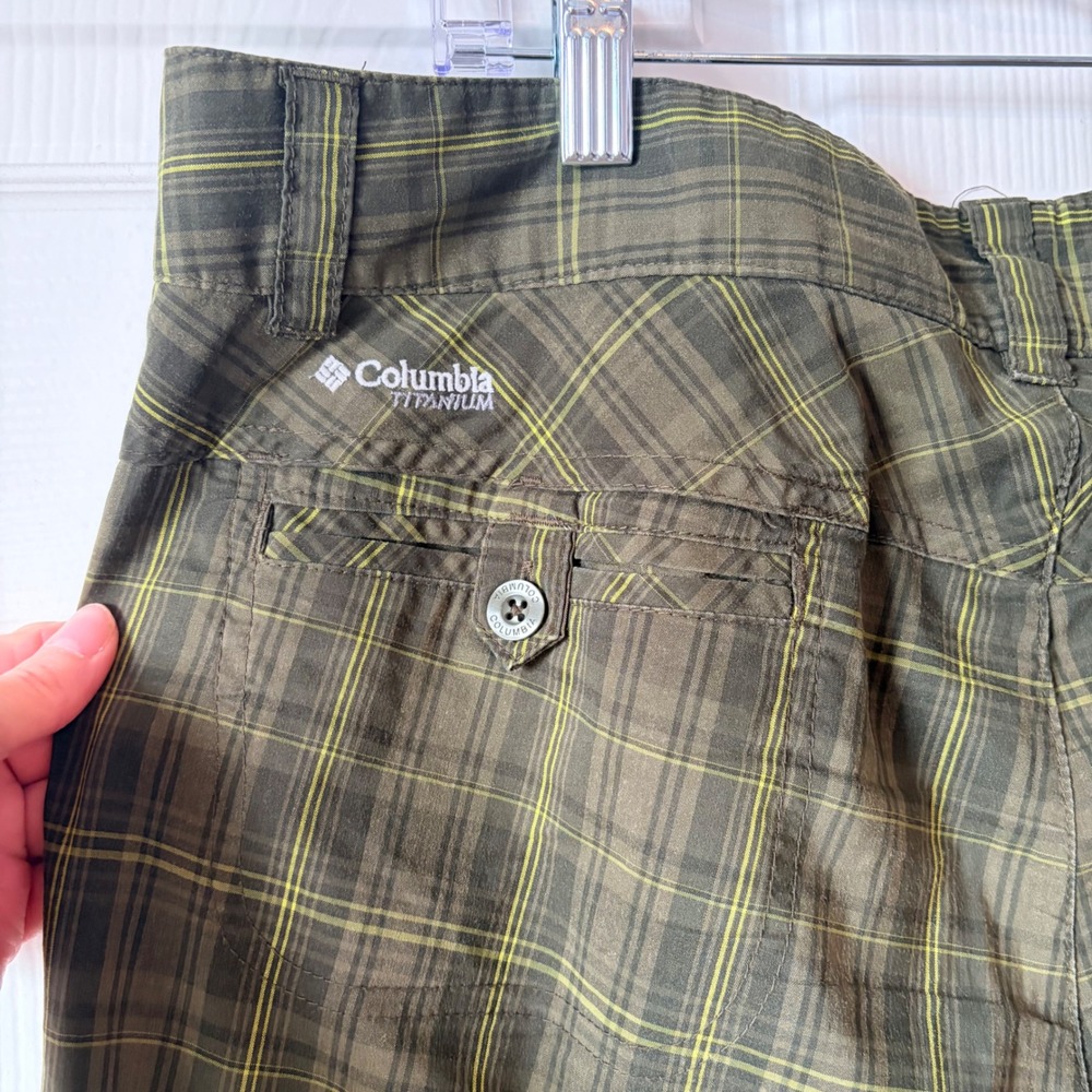Columbia Titanium Womens 14 Olive Green Plaid Omni-Shade Hiking Utility Shorts - Picture 6 of 7